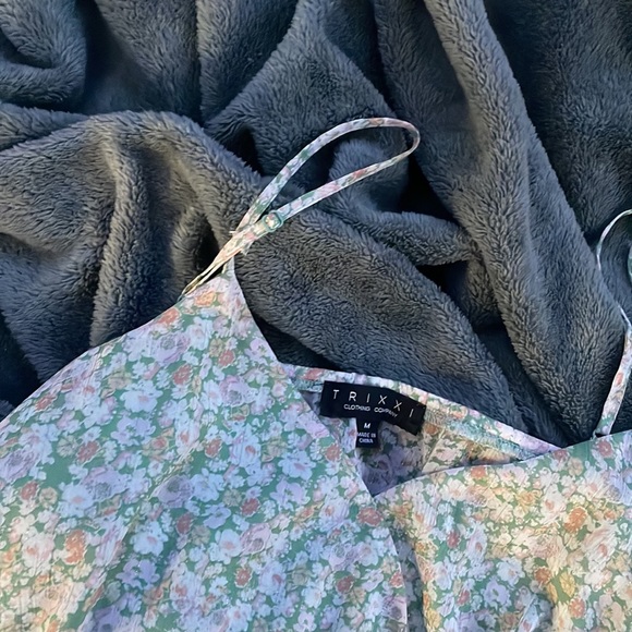 Cute flower dress with adjustable straps! - Picture 3 of 3